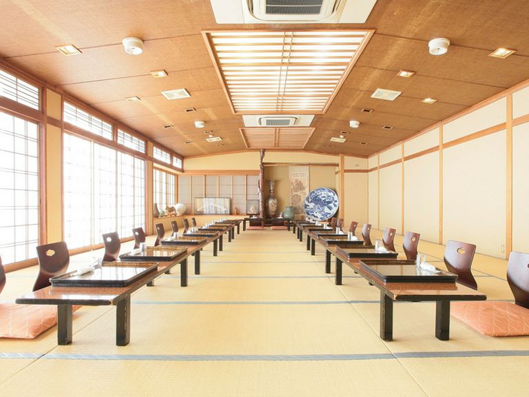 座敷にて130名様まで可能（カラオケ完備）