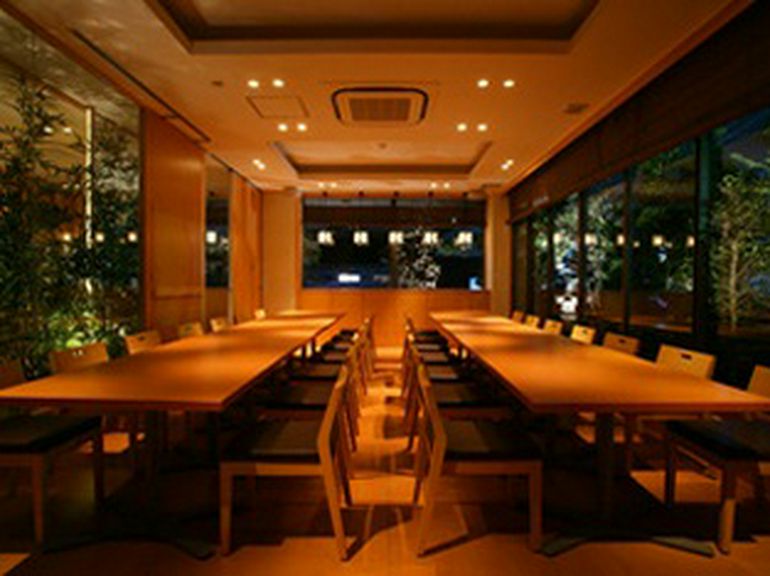 夜は店舗外観ライトアップされます。