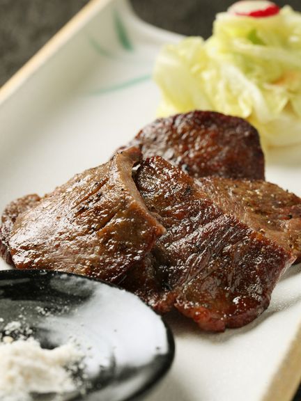 備長炭で焼き上げるジューシーな『牛タンの塩焼き』