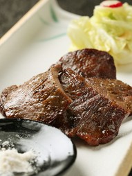 備長炭で焼き上げるジューシーな『牛タンの塩焼き』