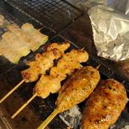 その日のオススメを堪能できる「おまかせ串」。備長炭で焼き上げる絶妙な味わいです。せせり、かしら、砂肝、レバー、ハツ、ネギマ、など、厳選された国産鶏でつくる串焼きは料理長自慢の逸品。