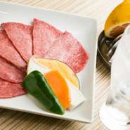 スタミナを補給するなら肉！　無農薬サンチュや生グレープフルーツサワーでビタミンも補給できます。焼肉に以外に合うのが、モヒート。生ライムを絞った爽やかな1杯です。