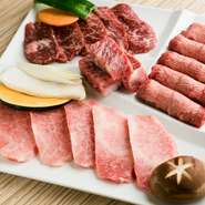 「特選」「特上」はサシと赤身のバランスが絶妙な仙台牛を使用。特上ではなくとも、日高見牛や漢方和牛など宮城県産の国産牛です。タレは祖母の代から50年以上続く秘伝のタレ。店主のこだわりが随所に溢れています。