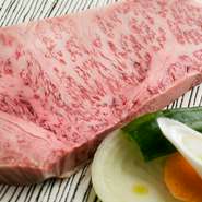 仙台牛の『特選サーロイン』に『特上ロース』など、分厚くて食べ応えたっぷりの肉がズラリ。『特選カルビ』はサシが強めで、脂の旨味がじんわりと口の中に広がります。どれも品質に対してコストパフォーマンスが◎。