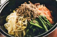 当店自慢の自家製ナムルをふんだんにのせた胡麻油の香りも食欲をそそる本格派ビビンバ丼！