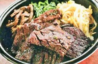 創業から人気の三水苑のカルビ丼がお弁当で登場。ナムルものせて伝統タレをかけた人気弁当。