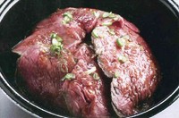 毎日、お店で仕込む国産のローストビーフ。ローストビーフに良く合うオリジナルソースでどうぞ。