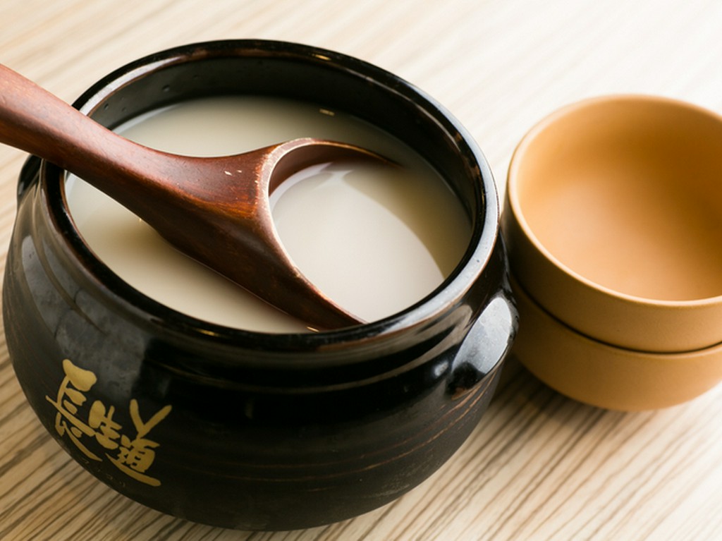 マッコリは微炭酸と炭酸なしの2種類を用意