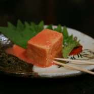 豆腐を紅麹と泡盛で漬けた発酵食品。