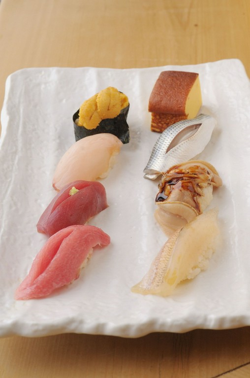 仕入れたての新鮮な握り寿司をどうぞ