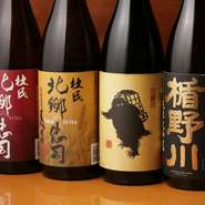 焼酎は、『くじら』や『北郷の忠司』をはじめとした15種類。日本酒は、『楯野川』や『立川』をはじめ、８種類。全国各地から取り寄せた銘酒が、カウンター越しにずらりと並びます。