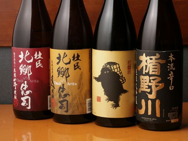 全国各地から厳選した焼酎や日本酒が、カウンター越しにずらり