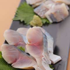 築地から仕入れたサバに、ひと手間を惜しまず仕込んだ『〆さば』