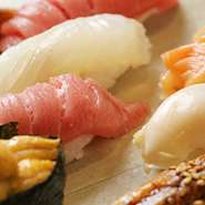 お店では素材の味を一番に考え、天然ものばかりを使用。旬の魚介類のお寿司は絶品です。