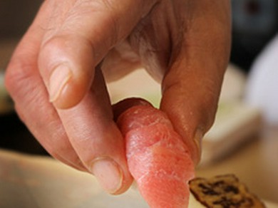 熟練の職人が握る江戸前寿司