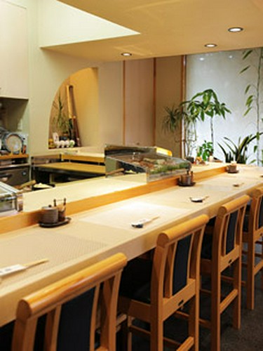 お寿司を頂くならカウンター席がオススメ！