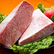 最高級クラスの厳選された佐賀牛を料理長が調達してお席までお持ちいたします。