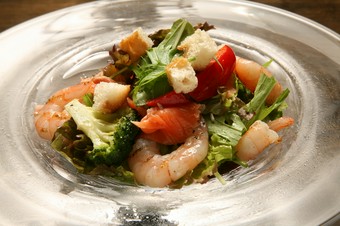 サラミとチーズの彩りサラダ