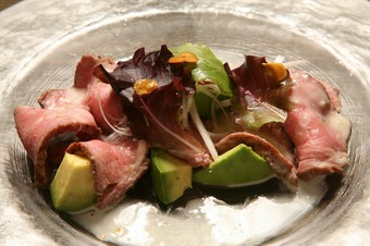 アボカドと冷製ローストビーフ