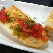 カタルーニャ地方の郷土料理パンにガーリック＆トマトを擦り付けました