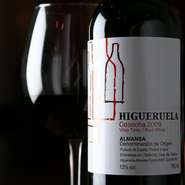 アルマンサを代表するぶどう、ガルナッチャ・ティントレラを使用したワインです。