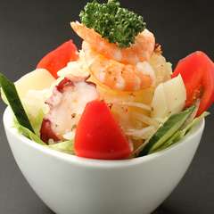 新鮮野菜と海鮮たっぷりの「オリジナルサラダ」