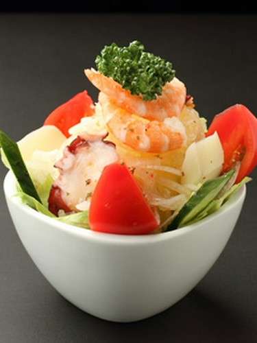 新鮮野菜と海鮮たっぷりの「オリジナルサラダ」