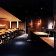 気軽に入れるランチから姿を変え、夜はジャスの流れる落ち着いた雰囲気に変わります。
しばし喧騒から離れ、ごゆっくりとしたお時間をお楽しみ下さいませ。