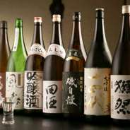 通年常備している日本酒と季節に応じたお勧めのお酒を
常時20種類ほどご用意しております。
少しずつ違う種類が楽しめる飲み比べセットが大人気！
是非、お好みの味をお探し下さい。