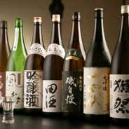 通年常備している日本酒と季節に応じたお勧めのお酒を
常時20種類ほどご用意しております。
少しずつ違う種類が楽しめる飲み比べセットが大人気！
是非、お好みの味をお探し下さい。