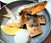 新鮮な魚介類を用いた逸品です
旬魚かま塩焼き　990円　煮付け各種　 990円～　帆立バター焼き　1430円　甘鯛松笠焼き　1650円
＊その日の仕入れ状況により内容やお値段は変わります