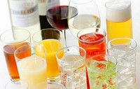 生ビール・瓶ビール・赤白ワイン・日本酒（燗/冷）・芋/麦焼酎・角ハイボール・ウーロンハイ・レモンサワー・果実酒数種・カクテル数種・ソフトドリンク数種　等々、約４０種類