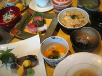 出汁香る椀盛りなどの入ったミ二会席
