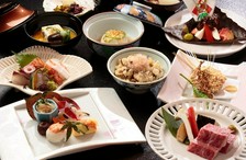 極上の食材を使用した至福のコース。
大切な方との会食に是非。2日前までのご予約をお願いしております。

