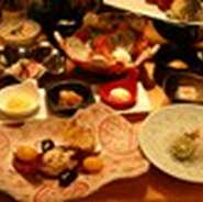 自慢の出汁を使ったお椀や特選お造り、霜降り黒毛和牛といったおすすめコース。
2日前までのご予約を。