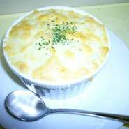 手作りのベシャメルソースに生クリームでクリーミーなコクがこんがりチキンにからみます。グラタンにもOK