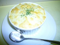 手作りのベシャメルソースに生クリームでクリーミーなコクがこんがりチキンにからみます。グラタンにもOK