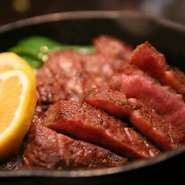 贅沢に切り分けた大ぶりの牛タンをジューシーに焼き上げています