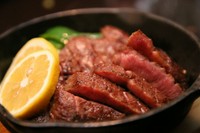 贅沢に切り分けた大ぶりの牛タンをジューシーに焼き上げています