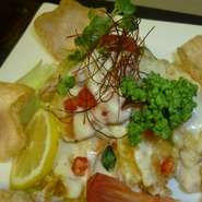 ぷりぷりの海老を6尾、まろやかなマヨソースとスイートチリソースを絡めていただきます