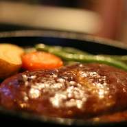 お店で手作りのジューシーハンバーグに自家製デミグラスソースをたっぷりかけて