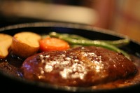 お店で手作りのジューシーハンバーグに自家製デミグラスソースをたっぷりかけて
