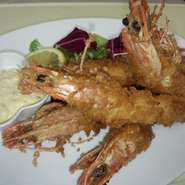 大ぶりの海老を5尾、自家製タルタルソースでいただきます