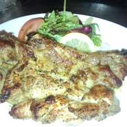 骨付き豚のスペアリブを丸ごと焼きあげます。