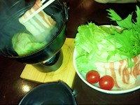 あっさり出汁ごと食べられるしゃぶしゃぶです。豚の甘みとシャキシャキのレタスが絶妙でやみつきです。