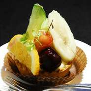 なめらかカスタードとさくさくのタルトに季節のフルーツをたっぷりトッピング。