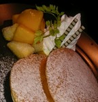 焼き立てのパンケーキに季節のフルーツトッピング