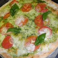 パジルソースにトマトがたっぷり☆意外とあっさりなピザ。モッツァレラチーズのとろけるおいしさです