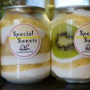 テイクアウトコーナーにて缶スイーツ販売中