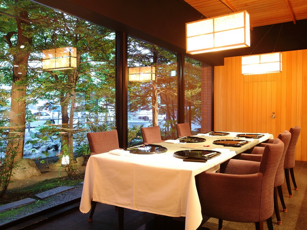 川を渡り、京風の小路からお客様をお迎えします